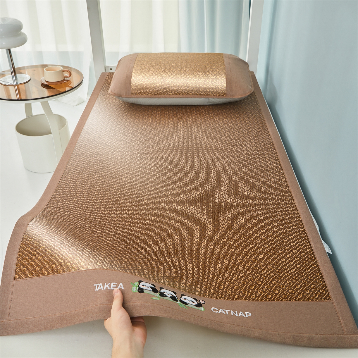 91家纺网 家纺一手货源 找家纺 绒艺席业 2025新款学生宿舍凉感藤席 萌萌熊猫-格纹