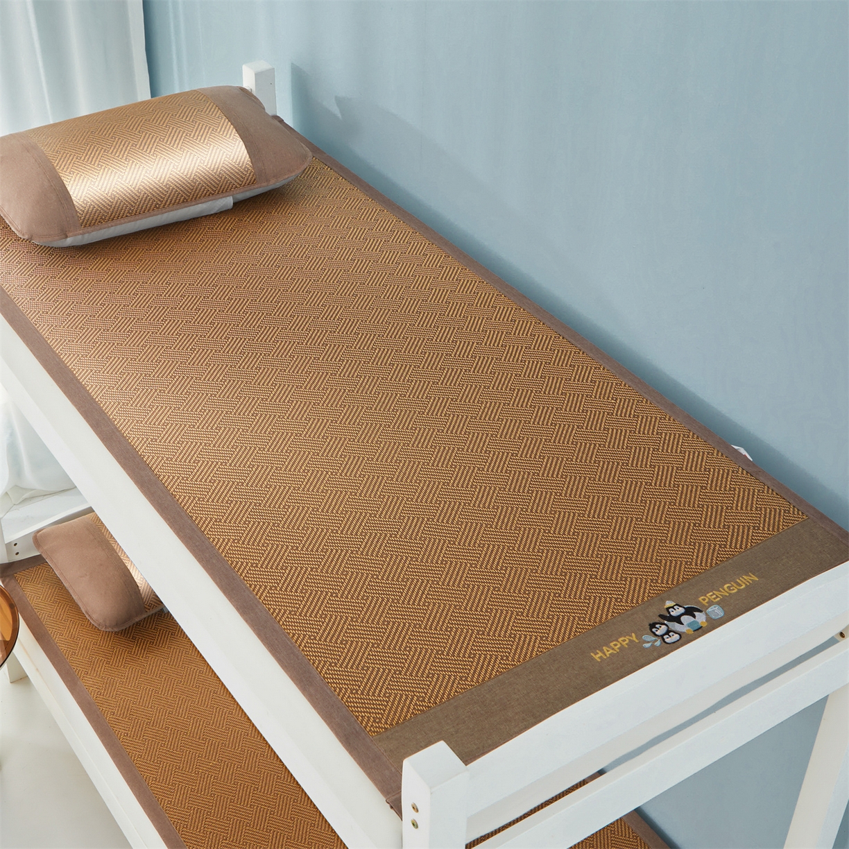 91家纺网 家纺一手货源 找家纺 绒艺席业 2026新款学生宿舍凉感藤席 游泳小企鹅-编织纹