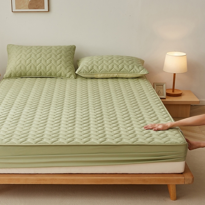 91家纺网 家纺一手货源 找家纺 蕾诺家纺 2025新款纯棉全包裹床罩防滑防尘夹棉床笠 波浪纹绿色