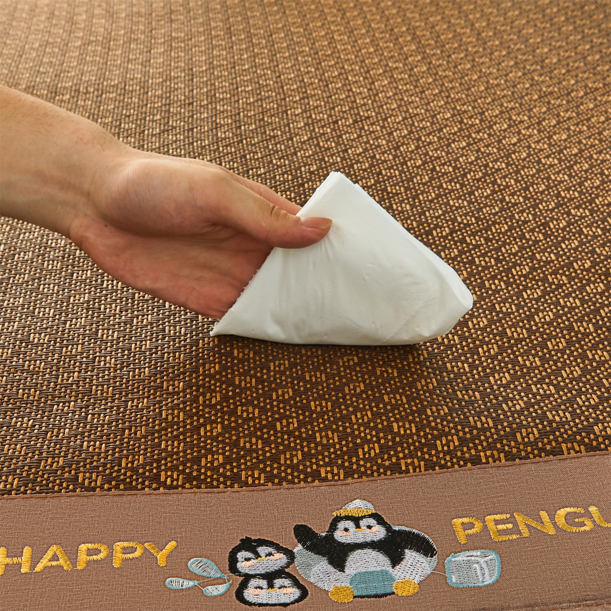 91家纺网 家纺一手货源 找家纺 绒艺席业 2025新款学生宿舍凉感藤席 游泳小企鹅-格纹