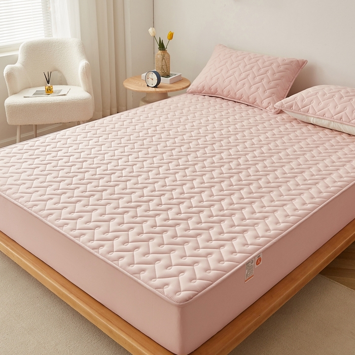 91家纺网 家纺一手货源 找家纺 蕾诺家纺 2025新款纯棉全包裹床罩防滑防尘夹棉床笠 波浪纹粉色