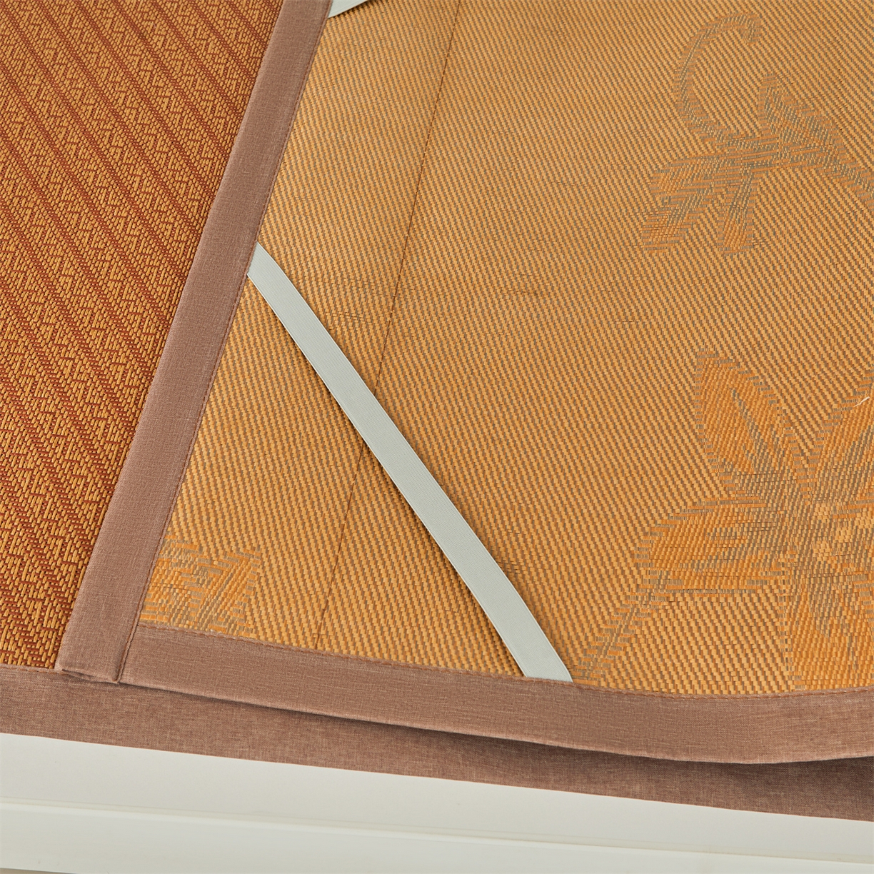 91家纺网 家纺一手货源 找家纺 绒艺席业 2025新款学生宿舍凉感藤席 游泳小企鹅-斜条纹