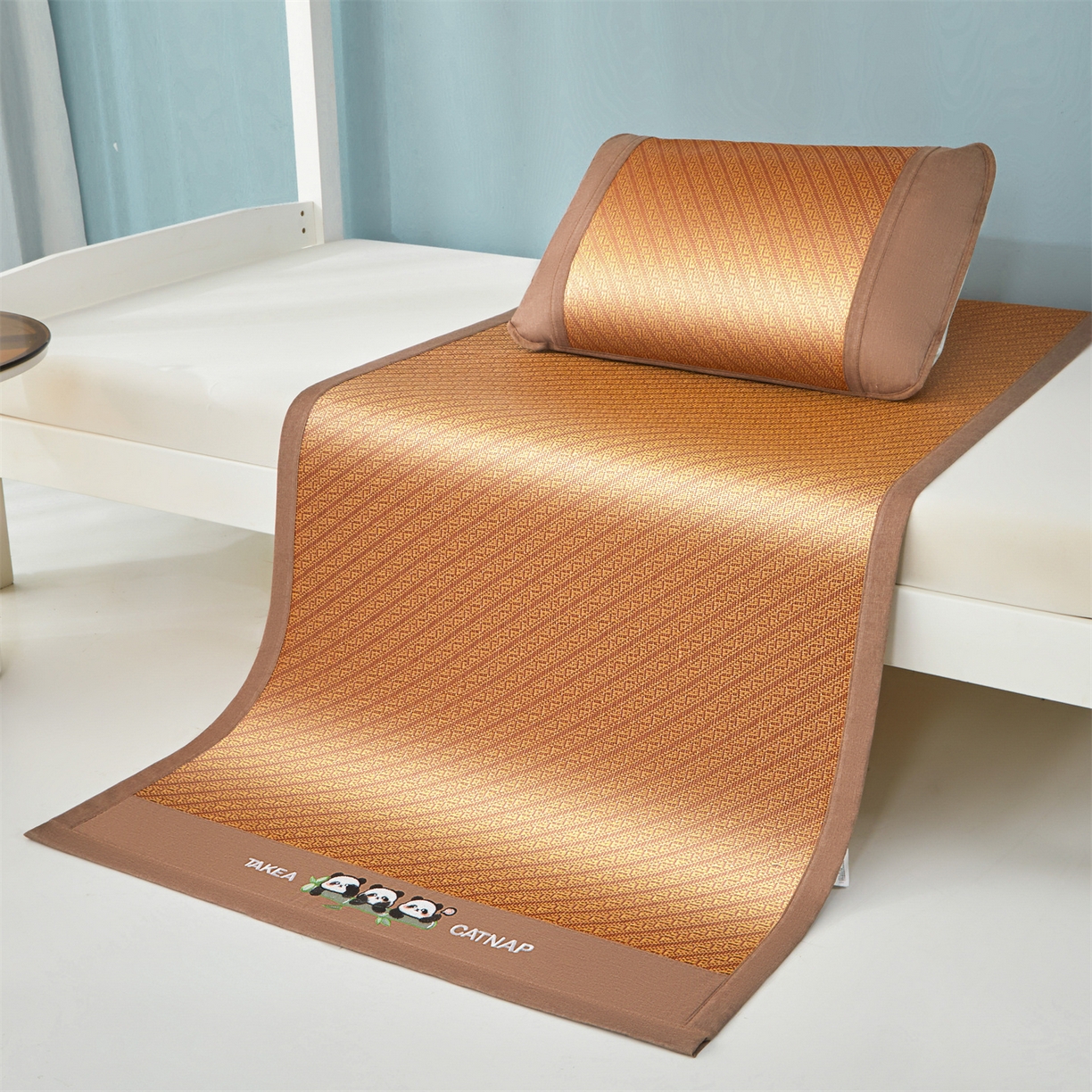 91家纺网 家纺一手货源 找家纺 绒艺席业 2025新款学生宿舍凉感藤席 萌萌熊猫-斜条纹