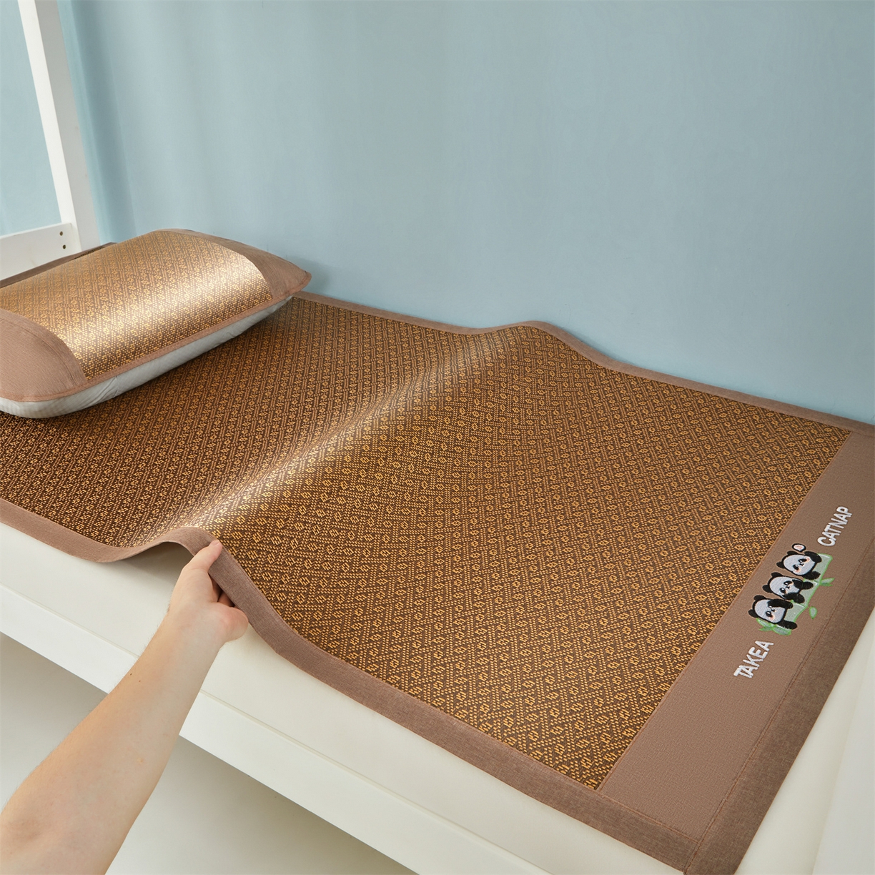 91家纺网 家纺一手货源 找家纺 绒艺席业 2025新款学生宿舍凉感藤席 萌萌熊猫-格纹