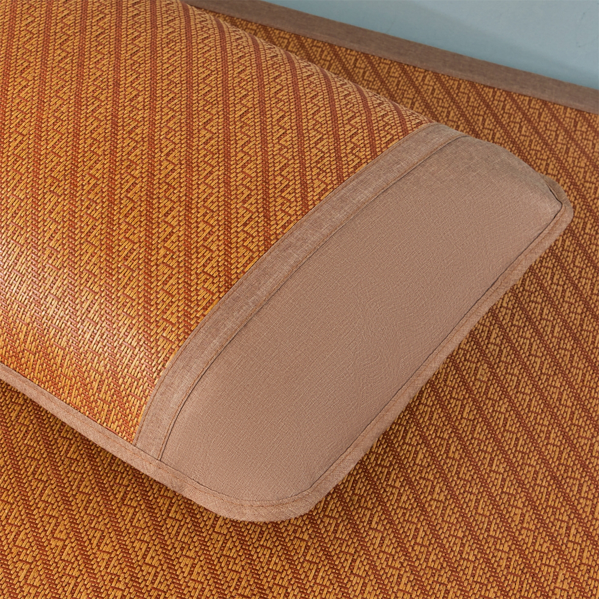 91家纺网 家纺一手货源 找家纺 绒艺席业 2025新款学生宿舍凉感藤席 游泳小企鹅-斜条纹