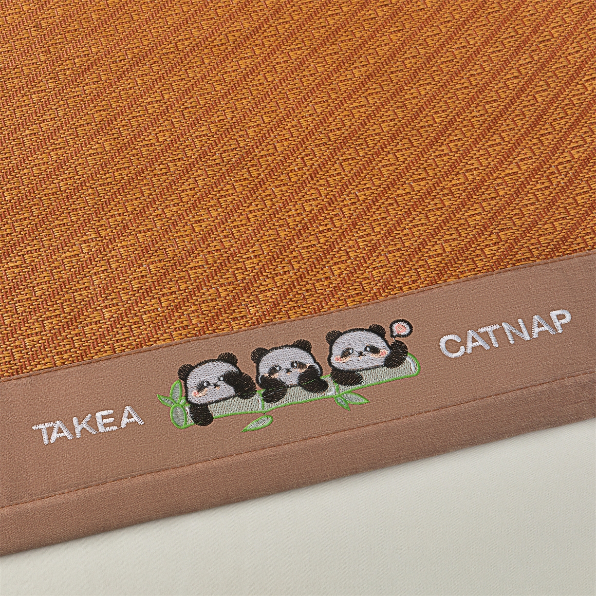 91家纺网 家纺一手货源 找家纺 绒艺席业 2025新款学生宿舍凉感藤席 萌萌熊猫-斜条纹