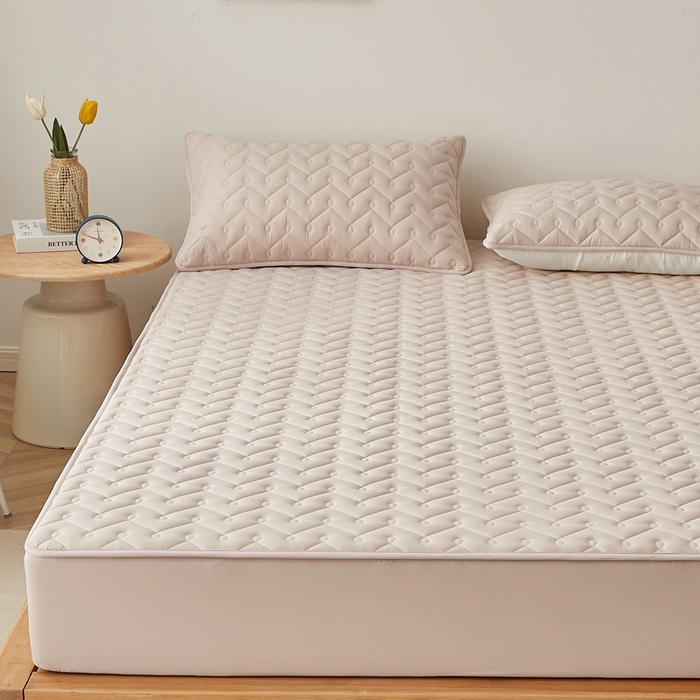 91家纺网 家纺一手货源 找家纺 蕾诺家纺 2025新款纯棉全包裹床罩防滑防尘夹棉床笠 波浪纹驼色