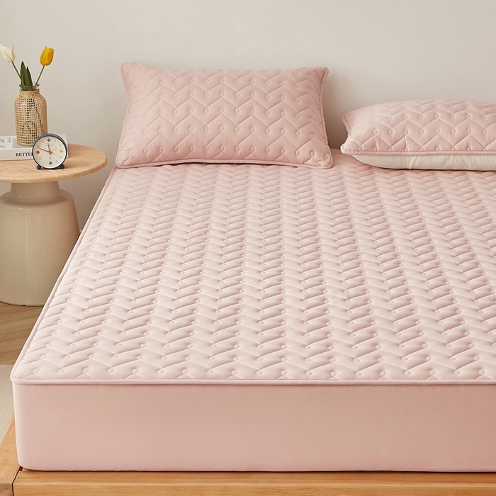 91家纺网 家纺一手货源 找家纺 蕾诺家纺 2025新款纯棉全包裹床罩防滑防尘夹棉床笠 波浪纹粉色