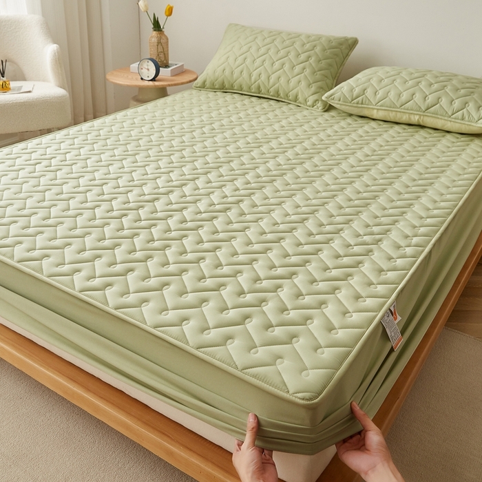 91家纺网 家纺一手货源 找家纺 蕾诺家纺 2025新款纯棉全包裹床罩防滑防尘夹棉床笠 波浪纹绿色