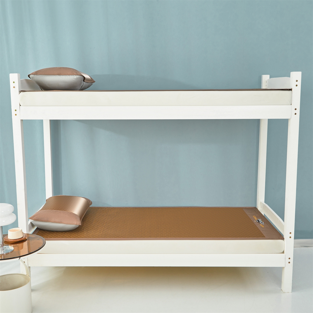 91家纺网 家纺一手货源 找家纺 绒艺席业 2025新款学生宿舍凉感藤席 游泳小企鹅-格纹