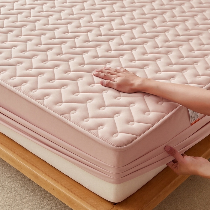 91家纺网 家纺一手货源 找家纺 蕾诺家纺 2025新款纯棉全包裹床罩防滑防尘夹棉床笠 波浪纹粉色