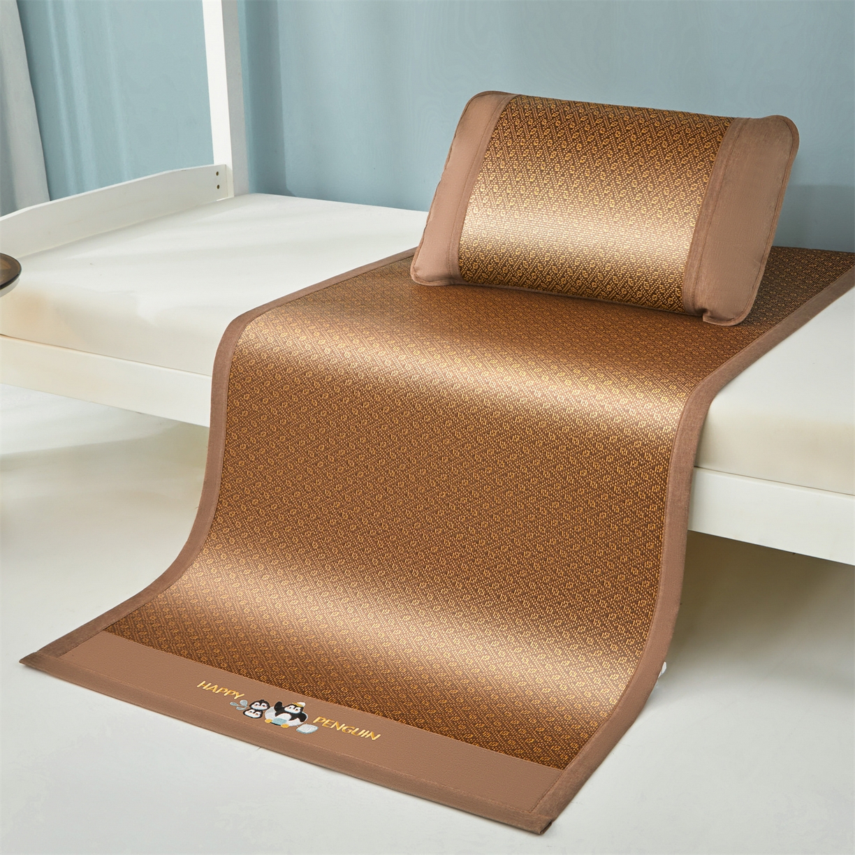 91家纺网 家纺一手货源 找家纺 绒艺席业 2025新款学生宿舍凉感藤席 游泳小企鹅-格纹