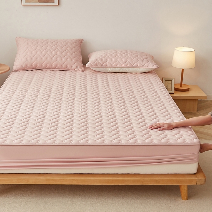 91家纺网 家纺一手货源 找家纺 蕾诺家纺 2025新款纯棉全包裹床罩防滑防尘夹棉床笠 波浪纹粉色