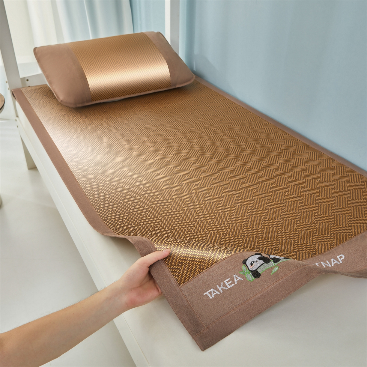 91家纺网 家纺一手货源 找家纺 绒艺席业 2025新款学生宿舍凉感藤席 萌萌熊猫-编织纹