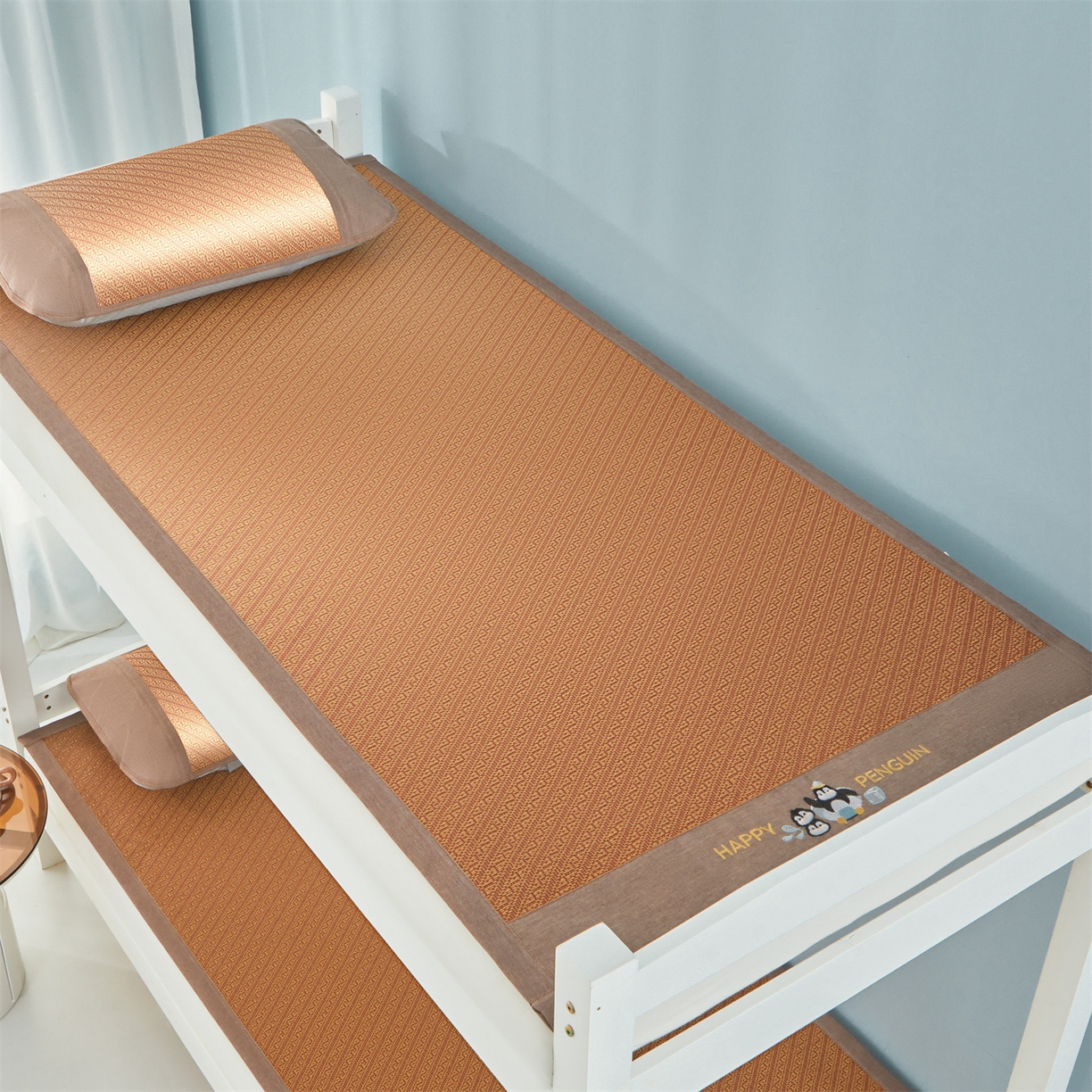 91家纺网 家纺一手货源 找家纺 绒艺席业 2025新款学生宿舍凉感藤席 游泳小企鹅-斜条纹