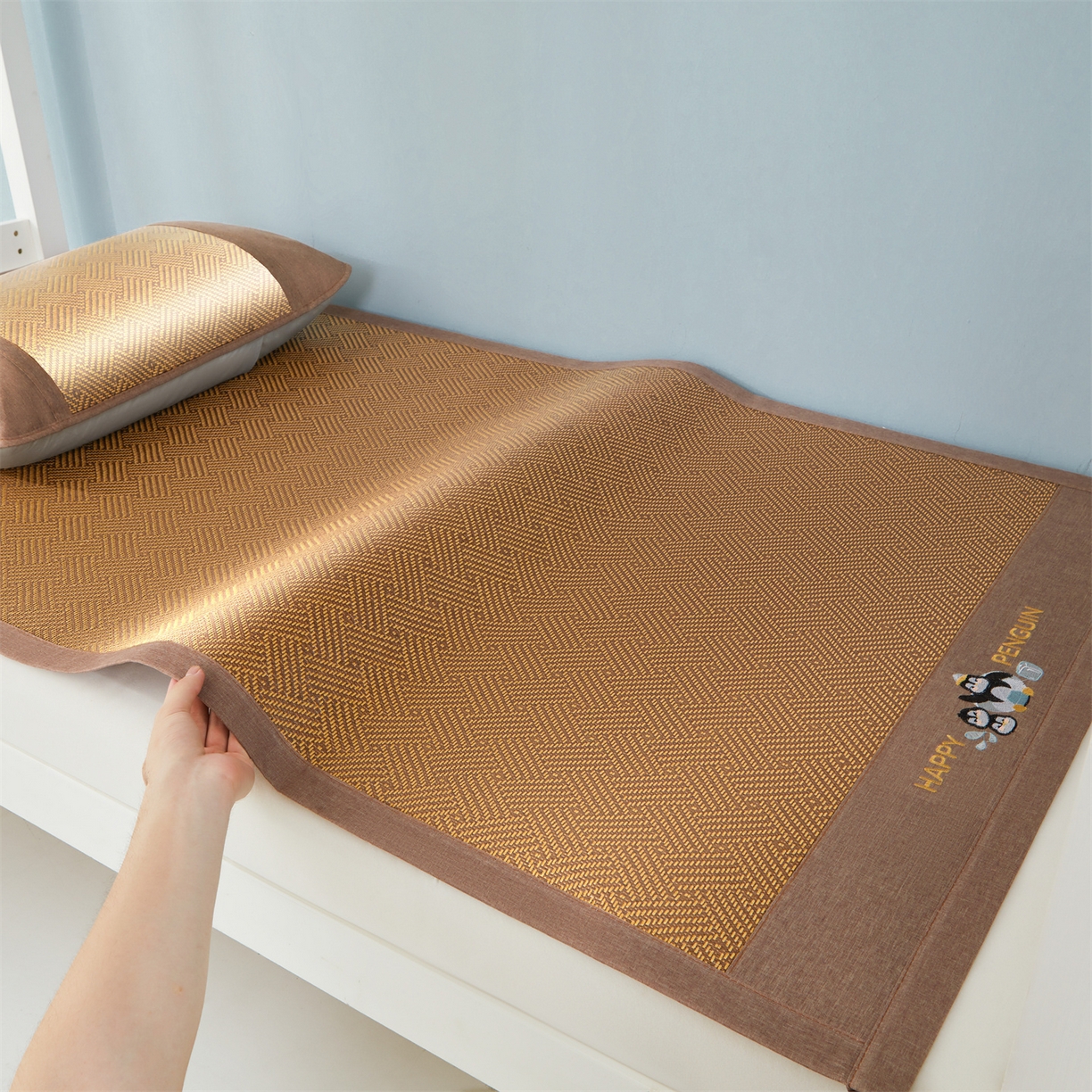 91家纺网 家纺一手货源 找家纺 绒艺席业 2026新款学生宿舍凉感藤席 游泳小企鹅-编织纹