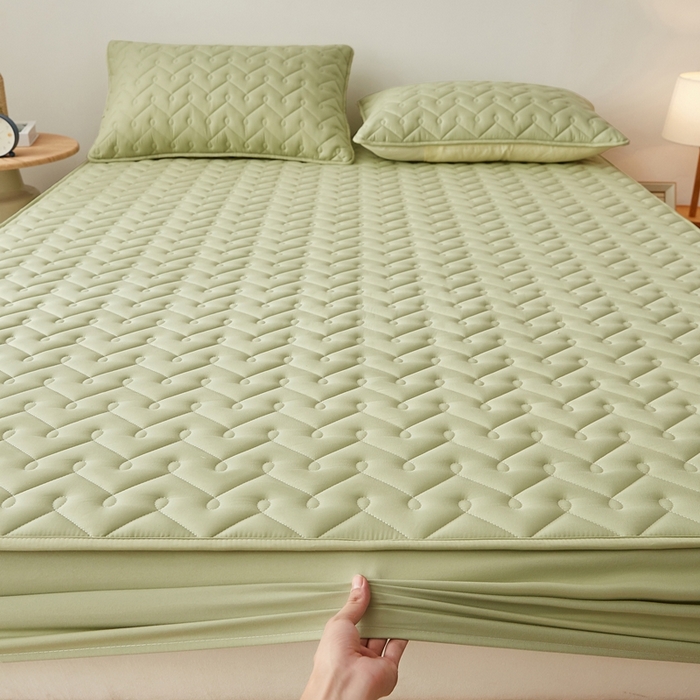 91家纺网 家纺一手货源 找家纺 蕾诺家纺 2025新款纯棉全包裹床罩防滑防尘夹棉床笠 波浪纹绿色