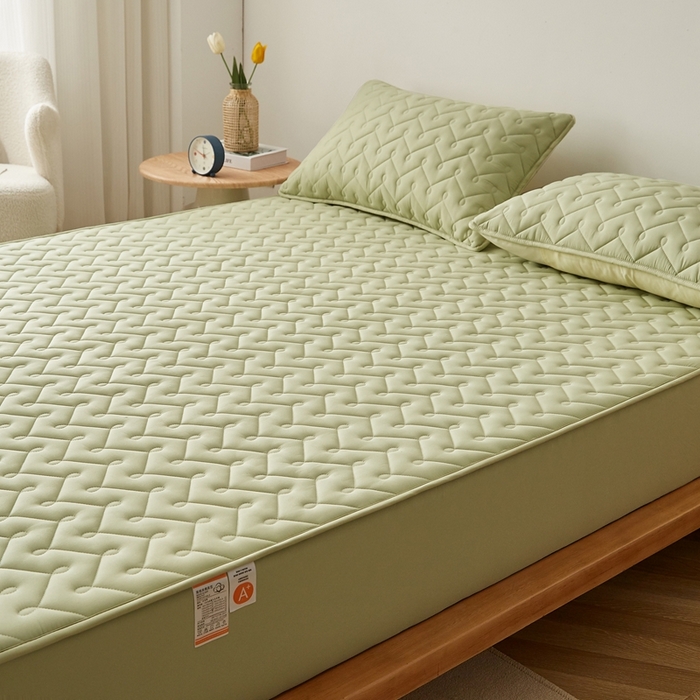 91家纺网 家纺一手货源 找家纺 蕾诺家纺 2025新款纯棉全包裹床罩防滑防尘夹棉床笠 波浪纹绿色