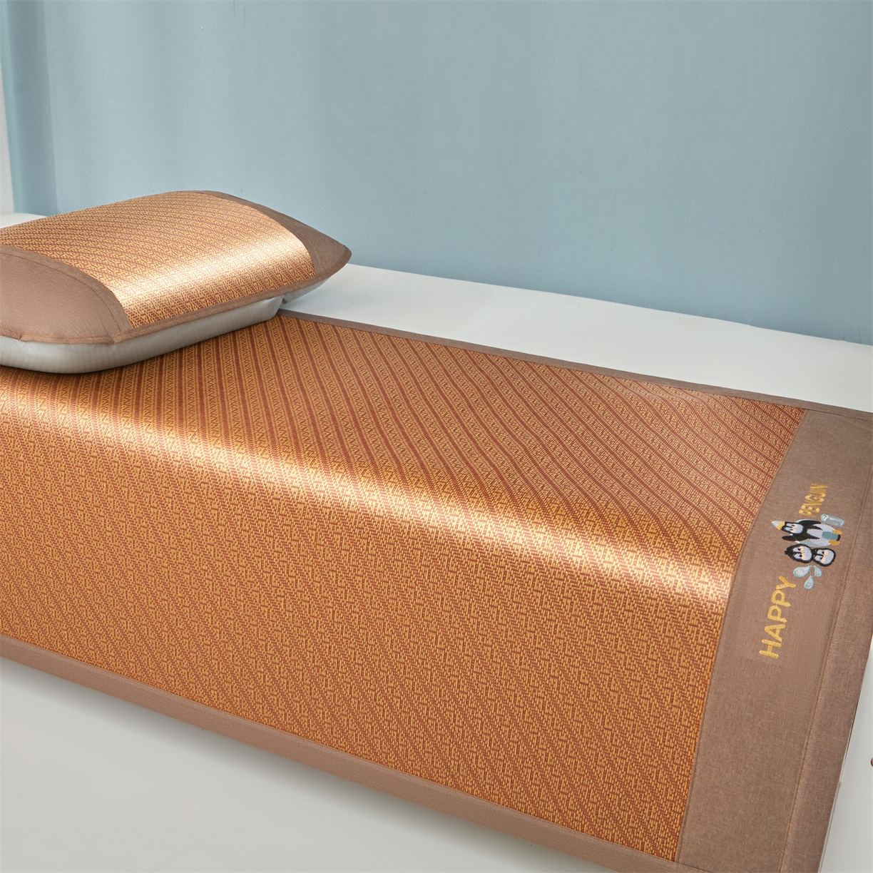 91家纺网 家纺一手货源 找家纺 绒艺席业 2025新款学生宿舍凉感藤席 游泳小企鹅-斜条纹