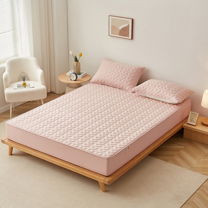 91家纺网 家纺一手货源 找家纺 蕾诺家纺 2025新款纯棉全包裹床罩防滑防尘夹棉床笠 波浪纹粉色