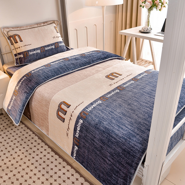 91家纺网 家纺一手货源 找家纺 硕喜 2025新款学生宿舍床系列牛奶绒学生三件套 条纹密码