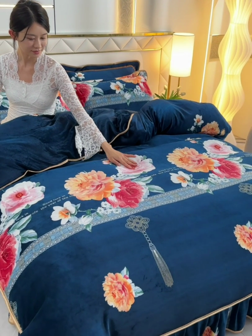 91家纺网 家纺一手货源 找家纺 硕喜 2025新款新8.5斤法莱绒四件套珊瑚牛奶金貂绒四件套床裙款 花开富贵