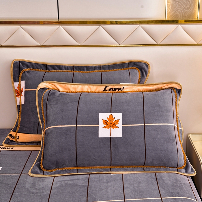 91家纺网 家纺一手货源 找家纺 硕喜 2025新款新8.5斤法莱绒四件套珊瑚牛奶金貂绒四件套床裙款 格调枫桦