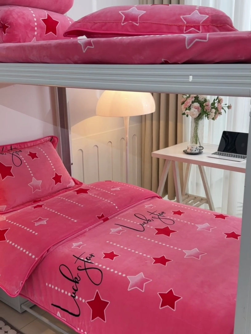 91家纺网 家纺一手货源 找家纺 硕喜 2025新款学生宿舍床系列牛奶绒学生三件套 星心相随