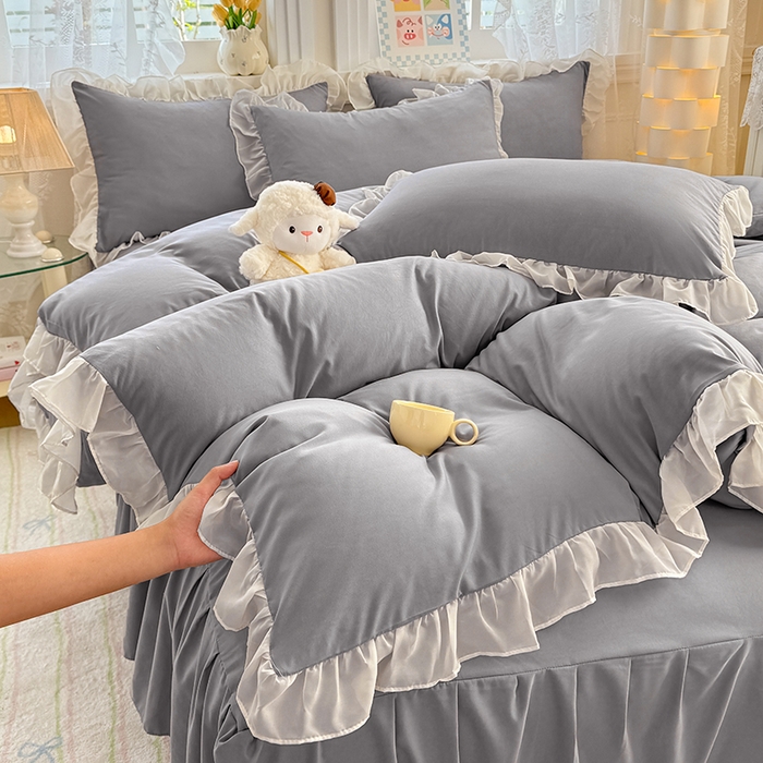 91家纺网 家纺一手货源 找家纺 博弈家纺 2025新款小清新温柔公主风加厚水洗棉床裙床上四件套 花边纯色—奶灰