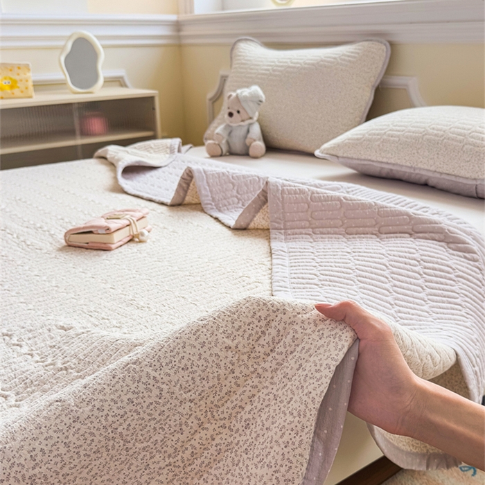 91家纺网 家纺一手货源 找家纺 芯元素 2025新款木棉绉绉纱双面可用床盖 梦境-灰