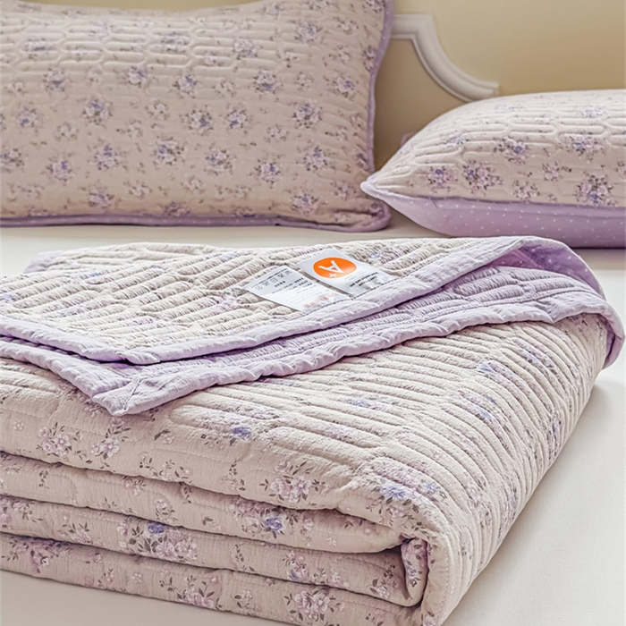 91家纺网 家纺一手货源 找家纺 芯元素 2025新款木棉绉绉纱双面可用床盖 山野栀子