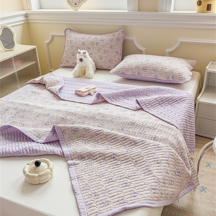 91家纺网 家纺一手货源 找家纺 芯元素 2025新款木棉绉绉纱双面可用床盖 山野栀子