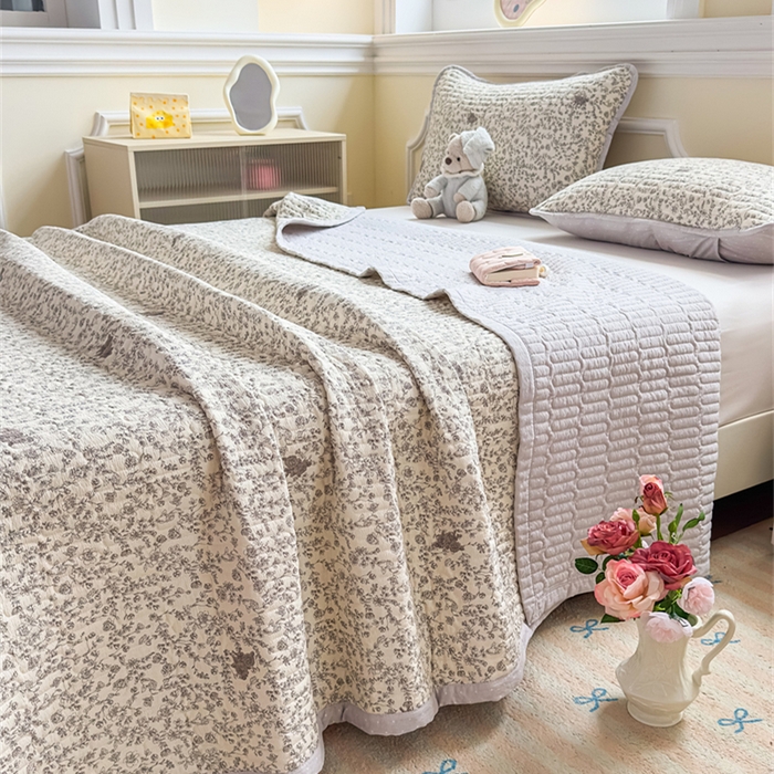 91家纺网 家纺一手货源 找家纺 芯元素 2025新款木棉绉绉纱双面可用床盖 小城故事