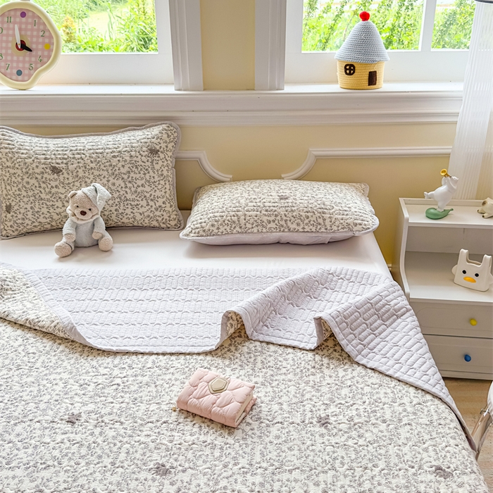 91家纺网 家纺一手货源 找家纺 芯元素 2025新款木棉绉绉纱双面可用床盖 小城故事