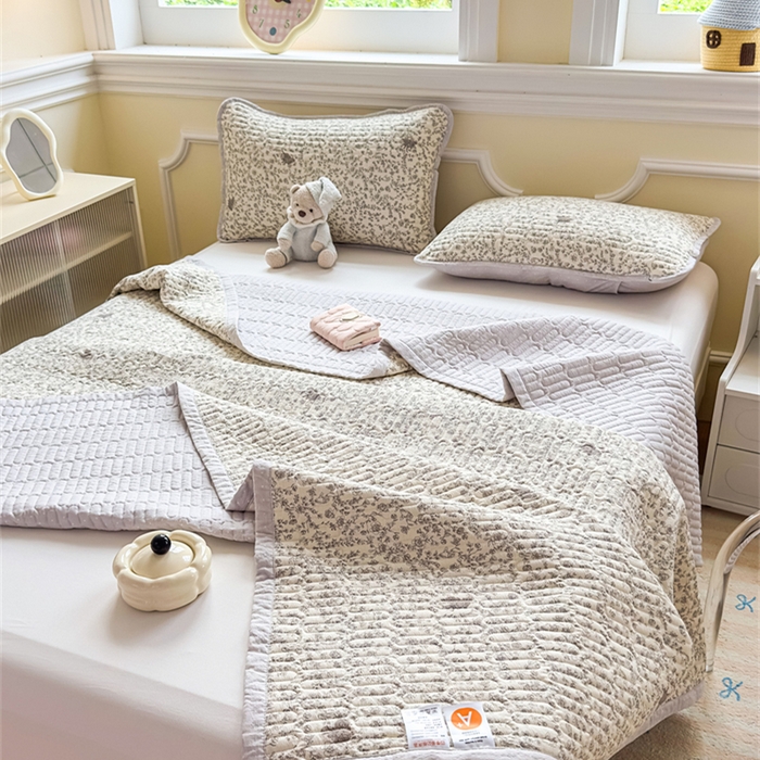 91家纺网 家纺一手货源 找家纺 芯元素 2025新款木棉绉绉纱双面可用床盖 小城故事