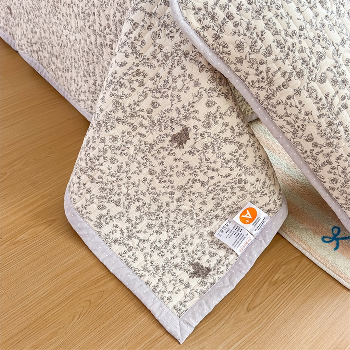 91家纺网 家纺一手货源 找家纺 芯元素 2025新款木棉绉绉纱双面可用床盖 小城故事