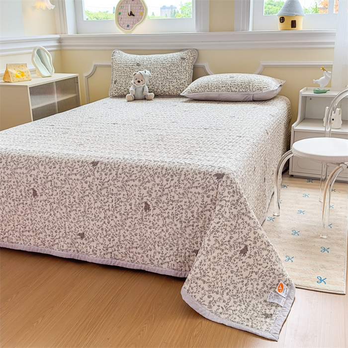 91家纺网 家纺一手货源 找家纺 芯元素 2025新款木棉绉绉纱双面可用床盖 小城故事