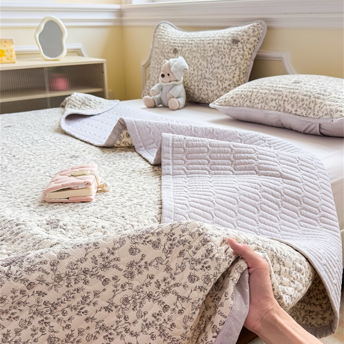 91家纺网 家纺一手货源 找家纺 芯元素 2025新款木棉绉绉纱双面可用床盖 小城故事