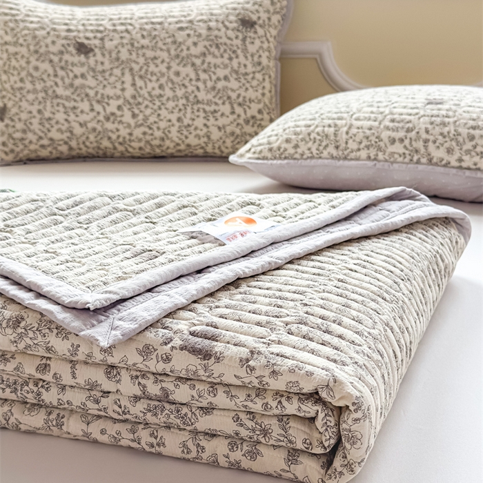 91家纺网 家纺一手货源 找家纺 芯元素 2025新款木棉绉绉纱双面可用床盖 小城故事