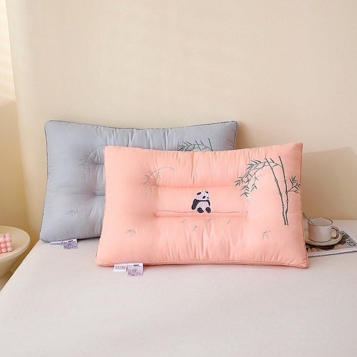 91家纺网 家纺一手货源 找家纺 怡薇格枕芯2025新款熊猫刺绣亲肤护颈枕头枕芯 护颈灰色