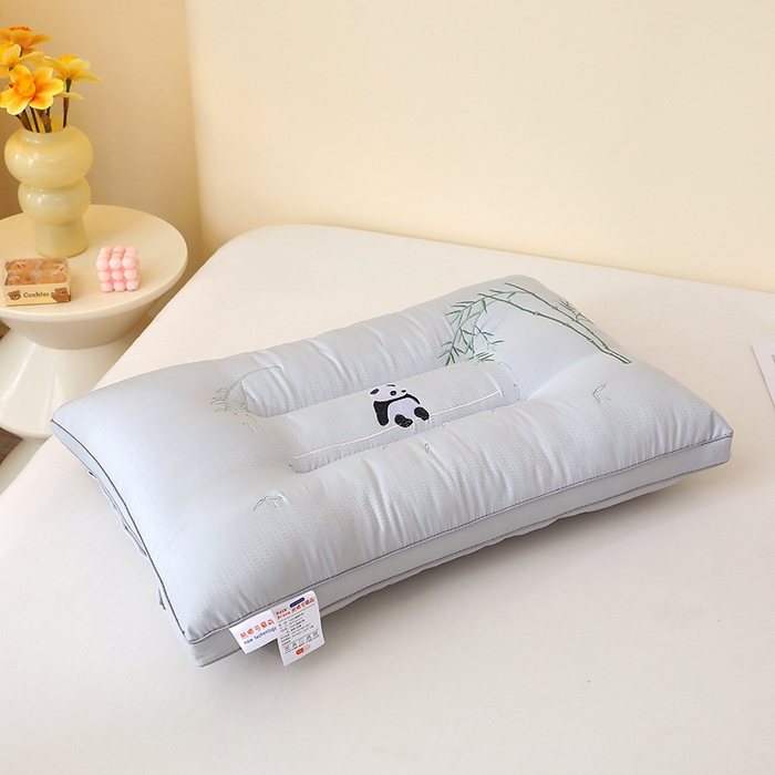 91家纺网 家纺一手货源 找家纺 怡薇格枕芯2025新款熊猫刺绣亲肤护颈枕头枕芯 护颈灰色