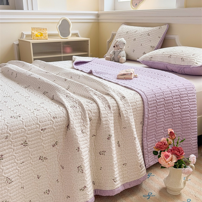 91家纺网 家纺一手货源 找家纺 芯元素 2025新款木棉绉绉纱双面可用床盖 紫恋