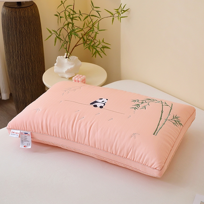 91家纺网 家纺一手货源 找家纺 怡薇格枕芯2025新款熊猫刺绣亲肤护颈枕头枕芯 立体高枕粉色