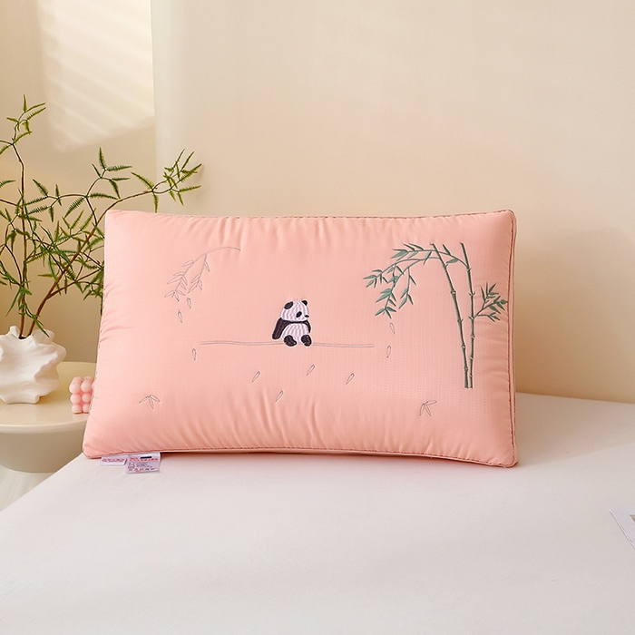 91家纺网 家纺一手货源 找家纺 怡薇格枕芯2025新款熊猫刺绣亲肤护颈枕头枕芯 立体高枕粉色