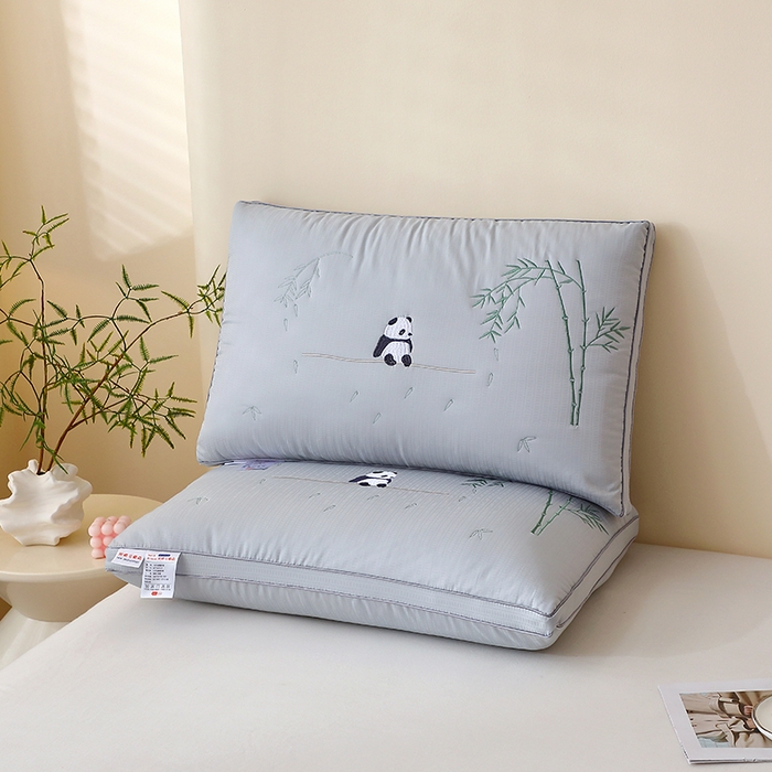 91家纺网 家纺一手货源 找家纺 怡薇格枕芯2025新款熊猫刺绣亲肤护颈枕头枕芯 立体高枕灰色