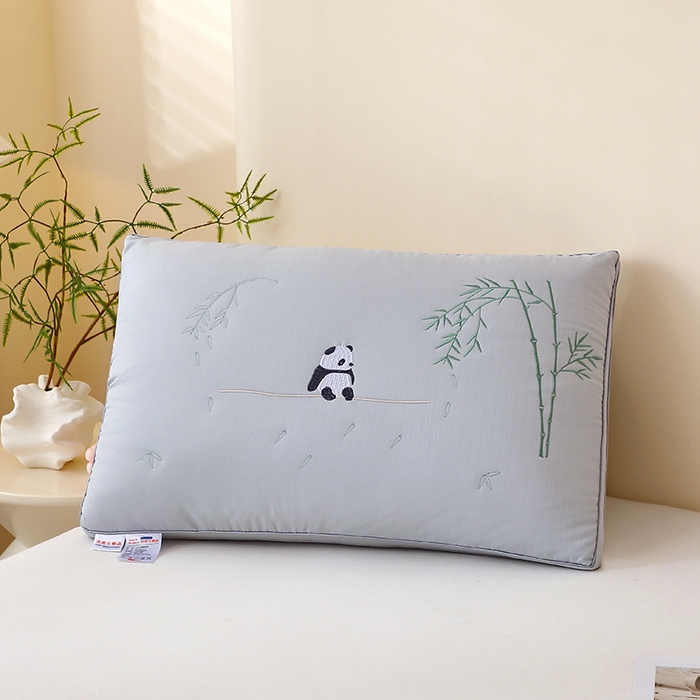 91家纺网 家纺一手货源 找家纺 怡薇格枕芯2025新款熊猫刺绣亲肤护颈枕头枕芯 立体高枕灰色