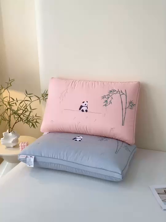 91家纺网 家纺一手货源 找家纺 怡薇格枕芯2025新款熊猫刺绣亲肤护颈枕头枕芯 立体高枕灰色