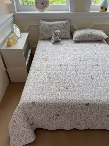 91家纺网 家纺一手货源 找家纺 芯元素 2025新款木棉绉绉纱双面可用床盖 小城故事