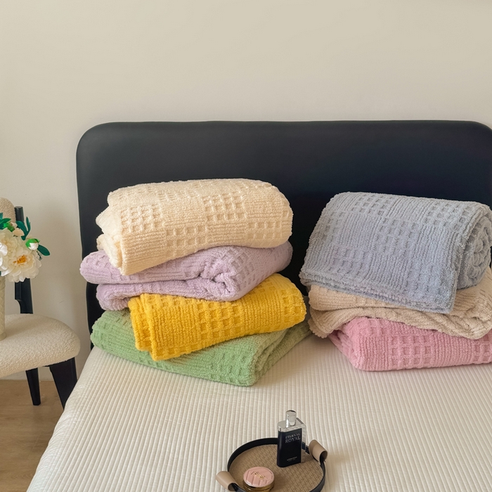 91家纺网 家纺一手货源 找家纺 （总）穆琪2025新款高克重华夫格舒棉绒办公家用多功能毯子几何方块塔芙绒毛毯