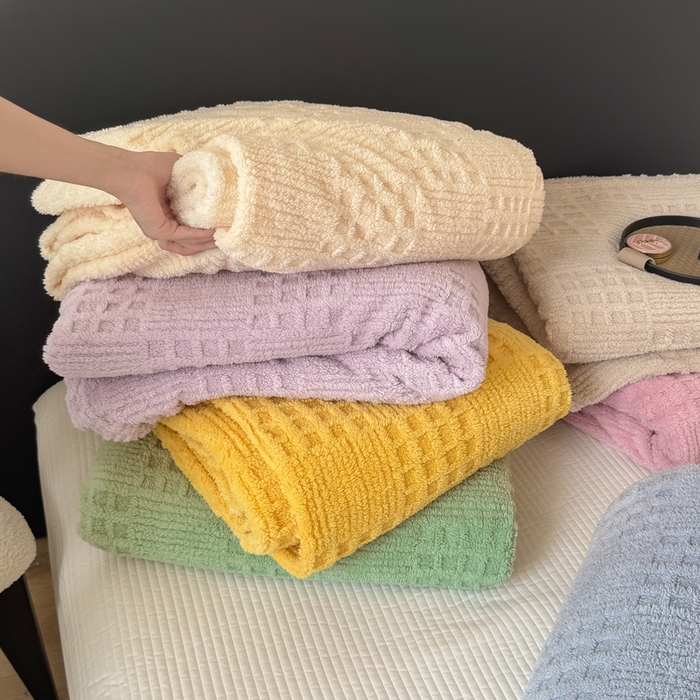 91家纺网 家纺一手货源 找家纺 （总）穆琪2025新款高克重华夫格舒棉绒办公家用多功能毯子几何方块塔芙绒毛毯